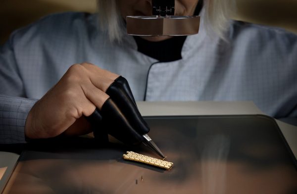 Assembling the bracelet of the Royal Oak Mini Frosted Gold Quartz